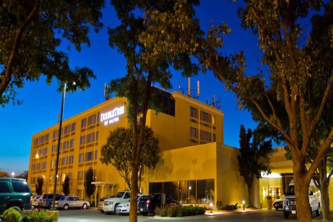 Doubletree By Hilton Wichita Airport Hotel Exterior foto