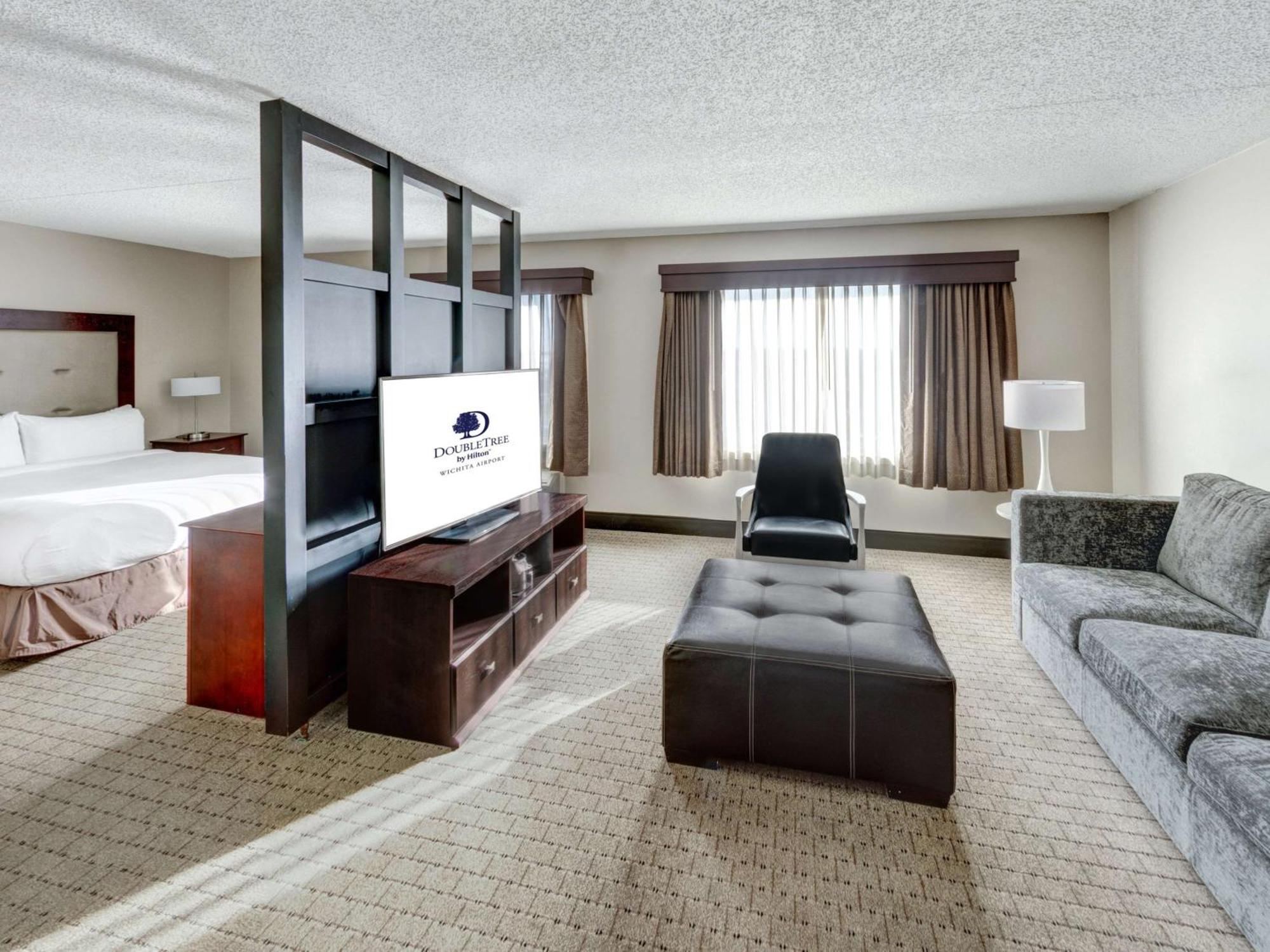 Doubletree By Hilton Wichita Airport Hotel Exterior foto