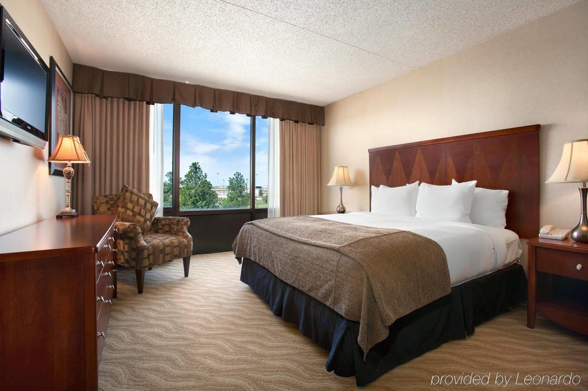 Doubletree By Hilton Wichita Airport Hotel Exterior foto