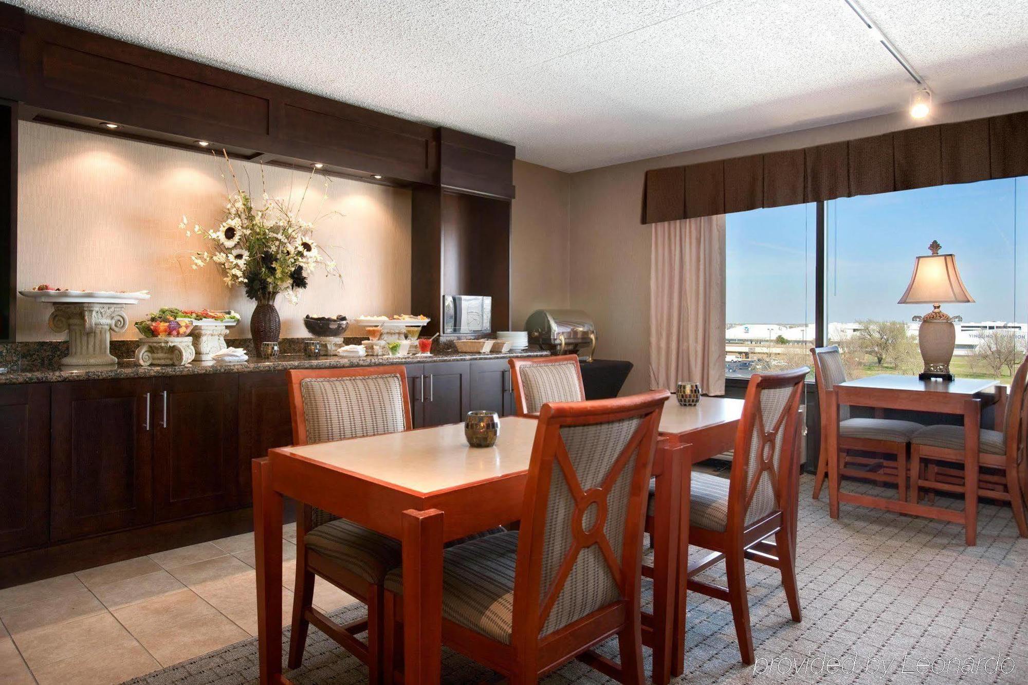Doubletree By Hilton Wichita Airport Hotel Restaurant foto